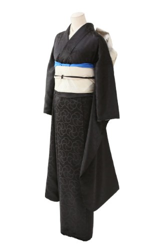 黒をクールに着こなすならこの一着